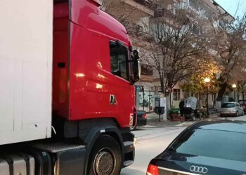 Τεράστια νταλίκα “μπέρδεψε” τους δρόμους της Πτολεμαΐδας και πήρε “φόρα” για …το Κέντρο της πόλης! (της Κούλας Πουλασιχίδου)