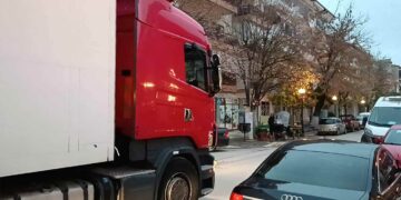 Τεράστια  νταλίκα “μπέρδεψε” τους δρόμους της Πτολεμαΐδας και πήρε “φόρα” για …το Κέντρο της πόλης! (της Κούλας Πουλασιχίδου)