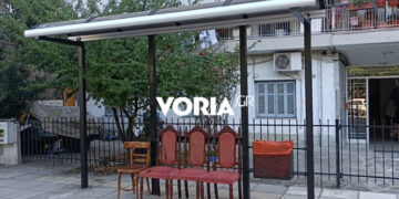 Θεσσαλονίκη: Σε κενό παγκάκι σε στάση του ΟΑΣΘ, πολίτες έβαλαν αυτοσχέδιο σαλόνι!