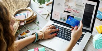 Τρεις στους τέσσερις Έλληνες αγοράζουν online τουλάχιστον μία φορά την εβδομάδα