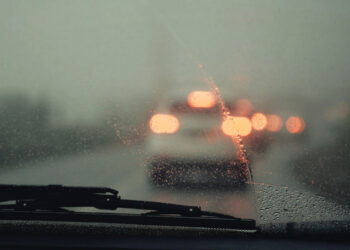 Όταν θολώνει το παρμπρίζ: Τελικά ο ζεστός ή ο κρύος αέρας δίνει πιο γρήγορα τη λύση;