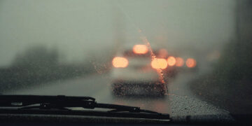 Όταν θολώνει το παρμπρίζ: Τελικά ο ζεστός ή ο κρύος αέρας δίνει πιο γρήγορα τη λύση;