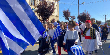 Θερμό χειροκρότημα στην παρέλαση στη Σιάτιστα για την 110η Επέτειο Απελευθέρωσης – Πολλές φωτογραφίες!