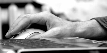 Ποιοι και πότε δικαιούνται τηλεργασία στους δήμους, στο δημόσιο και ιδιωτικό τομέα