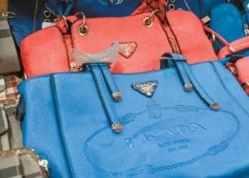 Από τρεις ιστοσελίδες συμμορία πωλούσε μαϊμού Prada – ΔΕΙΤΕ ΑΝ ΨΩΝΙΣΑΤΕ ΑΠΟ ΚΕΙ