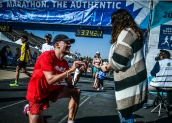 39ος Αυθεντικός Μαραθώνιος: Πρόταση γάμου δρομέα στην αγαπημένη του μετά από 42 χλμ.