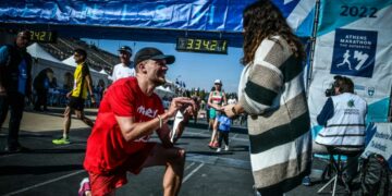 39ος Αυθεντικός Μαραθώνιος: Πρόταση γάμου δρομέα στην αγαπημένη του μετά από 42 χλμ.