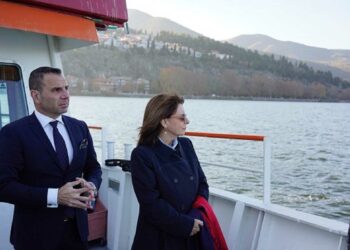Καστοριά: Μικρή κρουαζιέρα στη λίμνη έκανε η Κατερίνα Σακελλαροπούλου