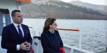 Καστοριά: Μικρή κρουαζιέρα στη λίμνη έκανε η Κατερίνα Σακελλαροπούλου