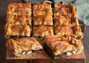 Εύκολη σπανακοτυρόπιτα – Του Άκη Πετρετζίκη