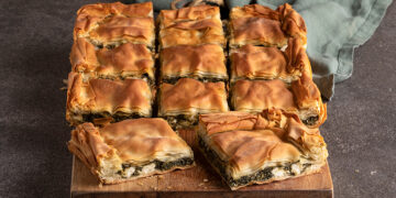 Εύκολη σπανακοτυρόπιτα – Του Άκη Πετρετζίκη