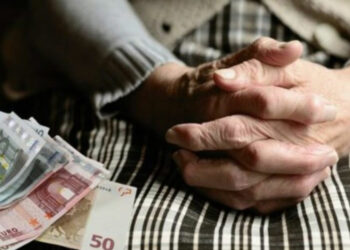 Συντάξεις: Ποιοι συνταξιούχοι και πότε θα λάβουν τις αυξήσεις – Παραδείγματα με ποσά