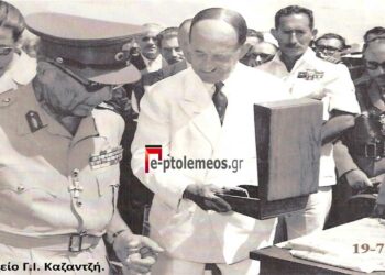 Η. Α.Μ. Βασιλεύς Παύλος και ο πρόεδρος της Α.Ε. ΛΙΠΤΟΛ, Πρόδρομος Αθανασιάδης-Μποδοσάκης θεμελιώνουν τα πρώτα έργα  Από τη στήλη του Γ. Καζαντζή στον ΠΑΛΜΟ (29/11)