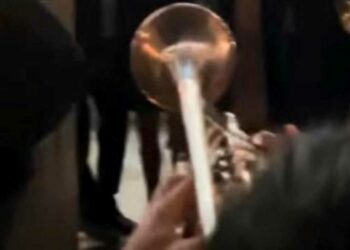 Τα χάλκινα αναστάτωσαν την Αθήνα- Ο χορός της Καστοριανής νύφης έξω από το Δημαρχείο και η ανάρτηση Μπακογιάννη