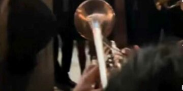 Τα χάλκινα αναστάτωσαν την Αθήνα- Ο χορός της Καστοριανής νύφης έξω από το Δημαρχείο και η ανάρτηση Μπακογιάννη