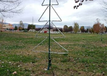 Επί ποδός βρίσκονται τα συνεργεία του Δήμου Εορδαίας “ντύνοντας” στα γιορτινά την πόλη της Πτολεμαΐδας! (της Κούλας Πουλασιχίδου)