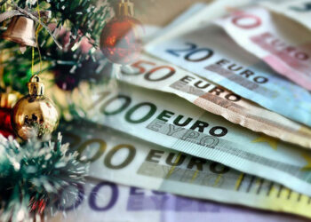«Xριστουγεννιάτικο» επίδομα ακρίβειας: Δες εάν δικαιούσαι τα 250 ευρώ – Ποιοι θα πάρουν «διπλή» επιταγή