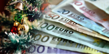 «Xριστουγεννιάτικο» επίδομα ακρίβειας: Δες εάν δικαιούσαι τα 250 ευρώ – Ποιοι θα πάρουν «διπλή» επιταγή
