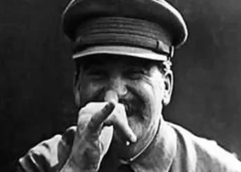 6+14 απίστευτες ιστορικές συμπτώσεις: Εξωφρενικά περίεργες για να είναι αληθινές – Όταν ο Στάλιν έπινε καφέ πλάι στον Χίτλερ και τον Τίτο