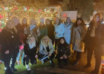 Με ψιλόβροχο και πλήθος κόσμου το άναμμα του Χριστουγεννιάτικου δέντρου των κομμωτών και κουρέων Πτολεμαΐδας(βίντεο)