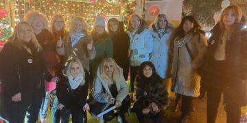 Με ψιλόβροχο και πλήθος κόσμου το άναμμα του Χριστουγεννιάτικου δέντρου των κομμωτών και κουρέων Πτολεμαΐδας(βίντεο)