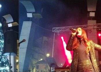 Πτολεμαΐδα: Νέες φωτογραφίες και VIDEO από το άναμμα του δέντρου και την έναρξη συναυλίας Δ. Τάτα και Κ. Αγέρη