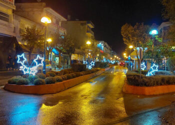 Τα γιορτινά τους “φόρεσαν” και οι Ιεροί Ναοί Αγίου Στεφάνου και Αγίας Σκέπης, ενώ συνεχίζεται ο αγώνας δρόμου από τα συνεργεία του Δήμου Εορδαίας ,για το στολισμό της Πόλης της Πτολεμαΐδας και των Τοπικών Κοινοτήτων! (φώτο-βίντεο της Κούλας Πουλασιχίδου )