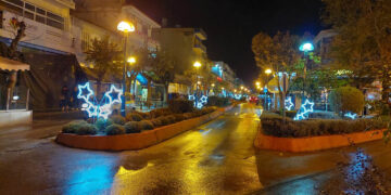 Τα γιορτινά τους “φόρεσαν” και οι Ιεροί Ναοί Αγίου Στεφάνου και Αγίας Σκέπης, ενώ συνεχίζεται ο αγώνας δρόμου από τα συνεργεία του Δήμου Εορδαίας ,για το στολισμό της Πόλης της Πτολεμαΐδας και των Τοπικών Κοινοτήτων! (φώτο-βίντεο της Κούλας Πουλασιχίδου )