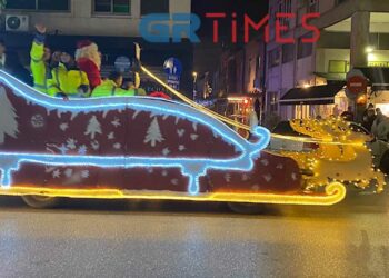 Ο Άη Βασίλης βγήκε βόλτα με… έλκηθρο στην Τσιμισκή (VIDEO)