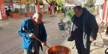 Συμβαίνει τώρα: Ψήνουν παραδοσιακή τσιγαρίδα για 14η χρονιά στο Times Cafe  στην Πτολεμαΐδα (φώτο-βίντεο)