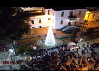 Εντυπωσιακό βίντεο από το άναμμα του Χριστουγεννιάτικου δέντρου στο Αμύνταιο