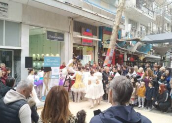 “Χριστούγεννα στην Παναγία των Παρισίων” στον Πεζόδρομο της Βασ. Σοφίας από τη Σχολή Χορού Μάρθας Τασιούδη (βίντεο)