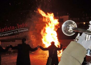 Με πλήθος κόσμου αναβίωσε το έθιμο των Κλαδαριών στην Σιάτιστα