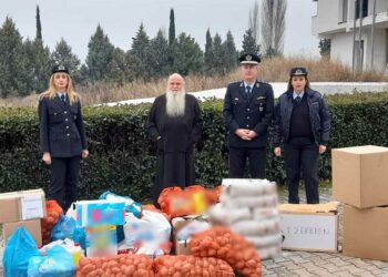 Στο πλαίσιο εορτασμού των Χριστουγέννων και του Νέου Έτους, οι Αστυνομικές Υπηρεσίες της Δυτικής Μακεδονίας συγκέντρωσαν εθελοντικά διάφορα είδη, τα οποία προσφέρθηκαν σε Ιδρύματα και φορείς