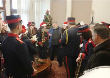 Η Φιλαρμονική Ορχήστρα Δήμου Εορδαίας «Ο Αριστοτέλης» με Χριστουγεννιάτικα τραγούδια και μελωδίες, στο γραφείο του Δημάρχου Παναγιώτη Πλακεντά