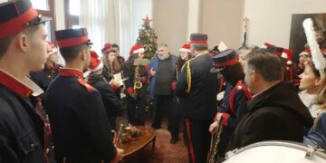 Η Φιλαρμονική Ορχήστρα Δήμου Εορδαίας «Ο Αριστοτέλης» με Χριστουγεννιάτικα τραγούδια και μελωδίες, στο γραφείο του Δημάρχου Παναγιώτη Πλακεντά