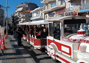 Παραμονή Πρωτοχρονιάς και το τρενάκι του Δήμου Εορδαίας ” σφυρίζει ” στην εορταστική Πτολεμαΐδα ! ( της Κούλας Πουλασιχίδου )