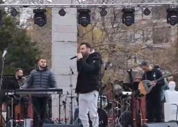 VIDEO: Μια μικρή γεύση από την αποψινή λευκή νύχτα και το άναμμα του δέντρου-συναυλία με τον Κ. Αγέρη