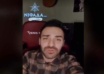 VIDEO: Ο Κώστας Αγέρης προσκαλεί τον κόσμο στη μεγάλη αυριανή συναυλία – άναμμα του δέντρου
