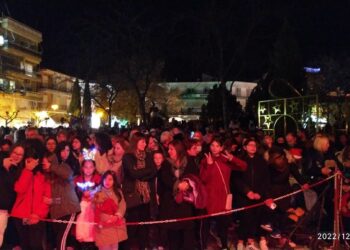 Πτολεμαΐδα: Αρκετός κόσμος εν αναμονή για το άναμμα του δέντρου