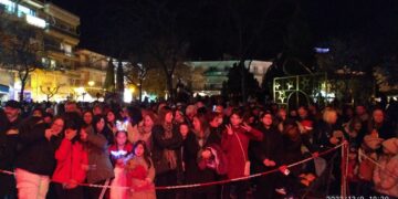 Πτολεμαΐδα: Αρκετός κόσμος εν αναμονή για το άναμμα του δέντρου