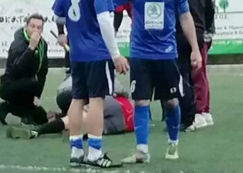 Σοκ: Οπαδός μπούκαρε στο γήπεδο κι έριξε κουτουλιά στον διαιτητή!