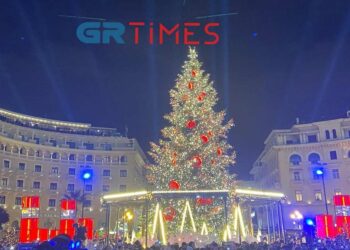 Θεσσαλονίκη: Άναψε το Χριστουγεννιάτικο δέντρο στην πλατεία Αριστοτέλους – Μουσική συναυλία από τον Πέτρο Ιακωβίδη (VIDEO)