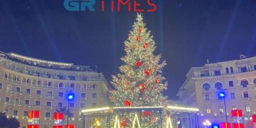 Θεσσαλονίκη: Άναψε το Χριστουγεννιάτικο δέντρο στην πλατεία Αριστοτέλους – Μουσική συναυλία από τον Πέτρο Ιακωβίδη (VIDEO)