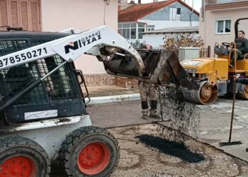 Συνεχίζεται η επούλωση λακκουβών με άσφαλτο, στους δρόμους της πόλης της Πτολεμαΐδας (ρεπορτάζ της Κούλας Πουλασιχίδου)