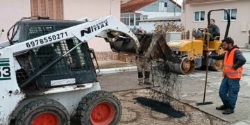 Συνεχίζεται η επούλωση λακκουβών με άσφαλτο, στους δρόμους της πόλης της Πτολεμαΐδας (ρεπορτάζ της Κούλας Πουλασιχίδου)