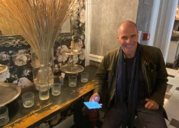 Καφές στο κέντρο της Κοζάνης για το Γιάνη Βαρουφάκη