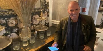 Καφές στο κέντρο της Κοζάνης για το Γιάνη Βαρουφάκη