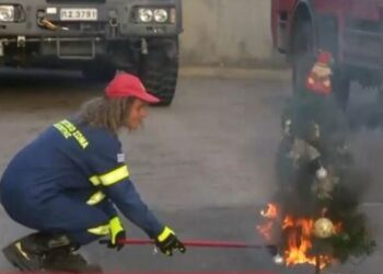 Πυροσβεστική: Τι πρέπει να κάνετε αν πιάσει φωτιά το Χριστουγεννιάτικο δέντρο