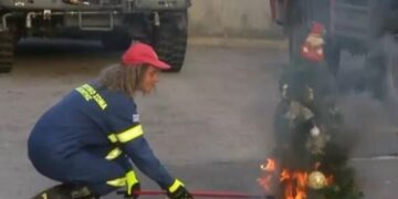 Πυροσβεστική: Τι πρέπει να κάνετε αν πιάσει φωτιά το Χριστουγεννιάτικο δέντρο